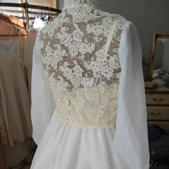 GORGEOUS 1990S "BIANCHI" CRISP WHITE CHIFFON WEDDING GOWN W/ LACE JACKET & VEIL! - Picture 9 of 16